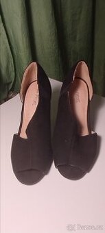 Dámské boty na podpatku.