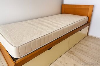 Prodám postel z masivu