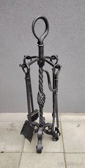 Kované krbové nářadí.