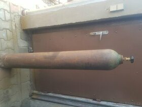 Velká plná lahev s dusíkem