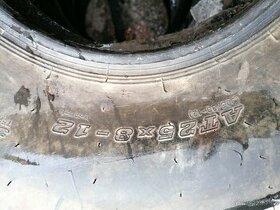 Silniční pneu na čtyřkolku.