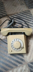 Starý retro sluchátkový šňůrový telefon s otočným ciferníkem