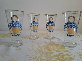 4 staré sklenice se zlaceným košíčkem a modrými květy