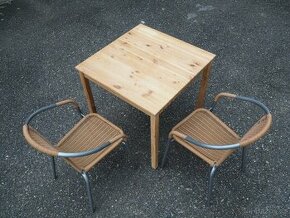 Dřevěný stůl a dvé židle