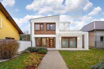 PRODEJ NADSTANDARDNÍHO RODINNÉHO DOMU 7+1  VE VRACOVĚ, 226 m