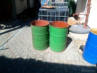 Plastové sudy s víkem 200 litrů
