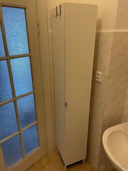 Bílá koupelnová skříňka Ikea