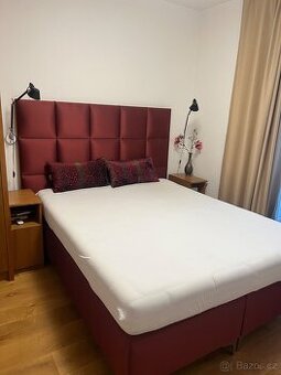 Luxusní boxspringová postel s vysokým čelem včetně matrace