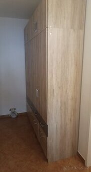 Velká šatní skříň