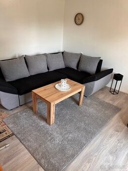 Rozkládací gauč, konferenční stolek a nový koberec