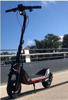 Segway escooter zt3 pro:výměna může iphone 16 pro max