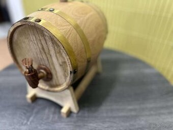 Dřevěný sud s kohoutkem – dekorace nebo na alkohol