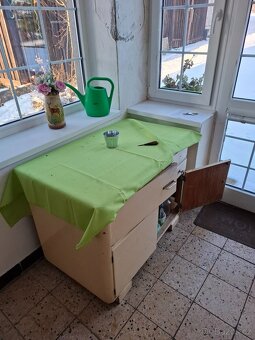 Skříňky a poličky