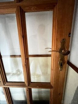 Interiérové masivní dveře prosklené