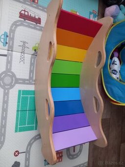 Dřevěná houpačka / balanční deska pro děti – duhová
