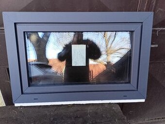 Okno 950x600. Antracit. Plošné slučované křídlo s ramem