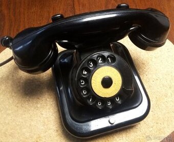 Starý vidlicový telefon s otočnou číselnicí