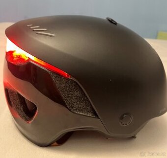 Cyklistická helma BTWIN CBH 900 s hledím a LED světlem