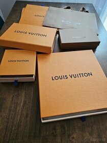 Krabice a papírové tašky Louis Vuitton a Burberry