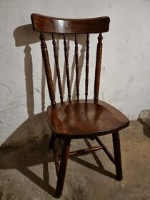 Nabízím čtyři staré dřevěné jídelní židle