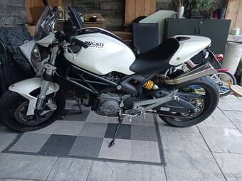 Monster 696