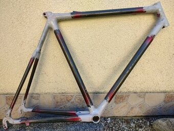 Karbonový rám na kolo výška 58 cm, hmotnost 1,4 kg.