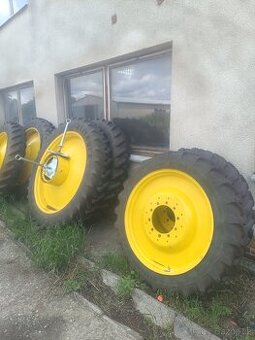 Prodám kultivační kola dvojmontáž na John Deere