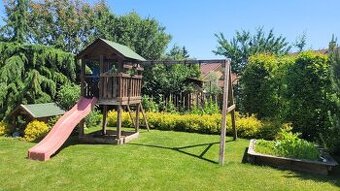 Dětské hřiště s houpačkou a skluzavkou. - 1