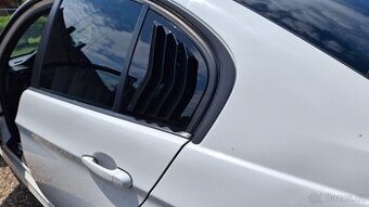 BMW e90 spoiler na okna