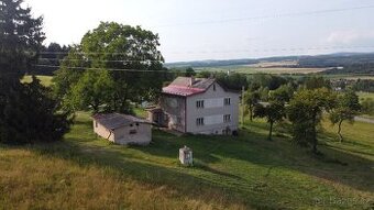 Prodej stavebního pozemku s rodinným domem v Javornici