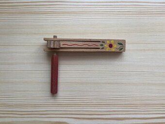 Retro dřevěná řechtačka