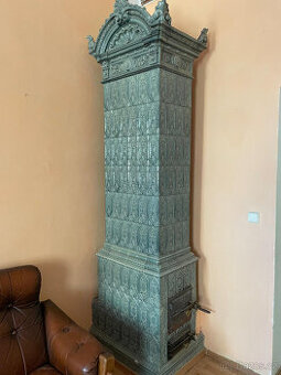 vysoká starožitná kachlová kamna