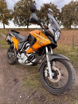 Honda Transalp 700 - ABS, PNEU, BATERIE, OLEJ a STK