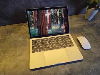 MacBook Pro 13,3" minimálně používaný+Apple myš
