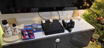 Playstation ps4 s dvěmi ovladači