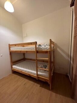 Prodáme patrovou dřevěnou postel 90×200 cm – dobrý stav 🛏️