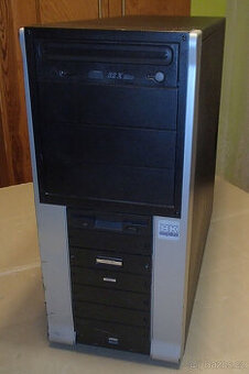 PC skříň se zbytky komponent (zdroj a mechaniky)