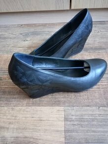 Nové kožené tmavě zelené lodičky na klínu Högl vel. 39