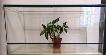 Terárium nové 80x40x40 .Polyuretanové pozadi. Vhodné pro aga