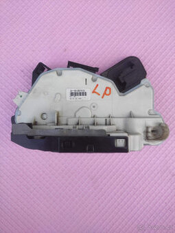 6V1837015 - LEVÝ PŘEDNÍ ZÁMEK DVEŘÍ-ŠKODA SUPERB 3