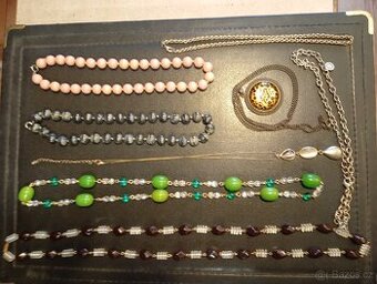 Staré náhrdelníky cca 70leta