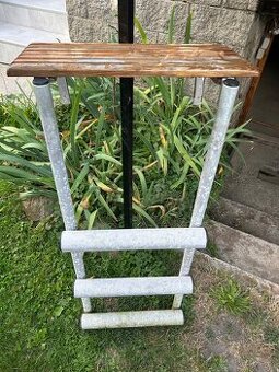 Schody do bazénu jezirka