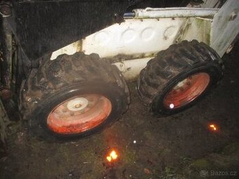 Nepojízdný smykový nakladač