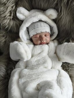 Bílá, chlupatá kombinéza pro novorozence