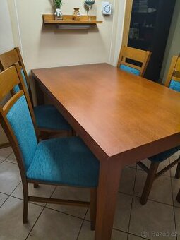 Stůl a 4 čalouněné židle