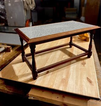 dřevěný konferenční