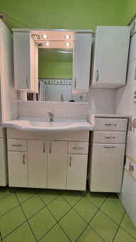 Koupelnová skříňka s umyvadlem a zrcadlem