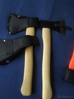 Sekery štípací 2 kusy v pouzdře na opasek.