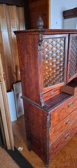 Starožitný sekretář s prosklenou nástavbou