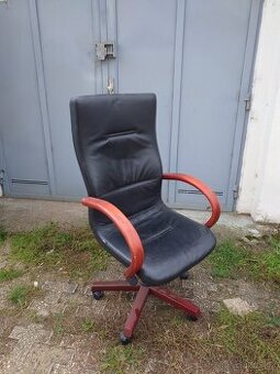 Kožená židle na na kolečkách